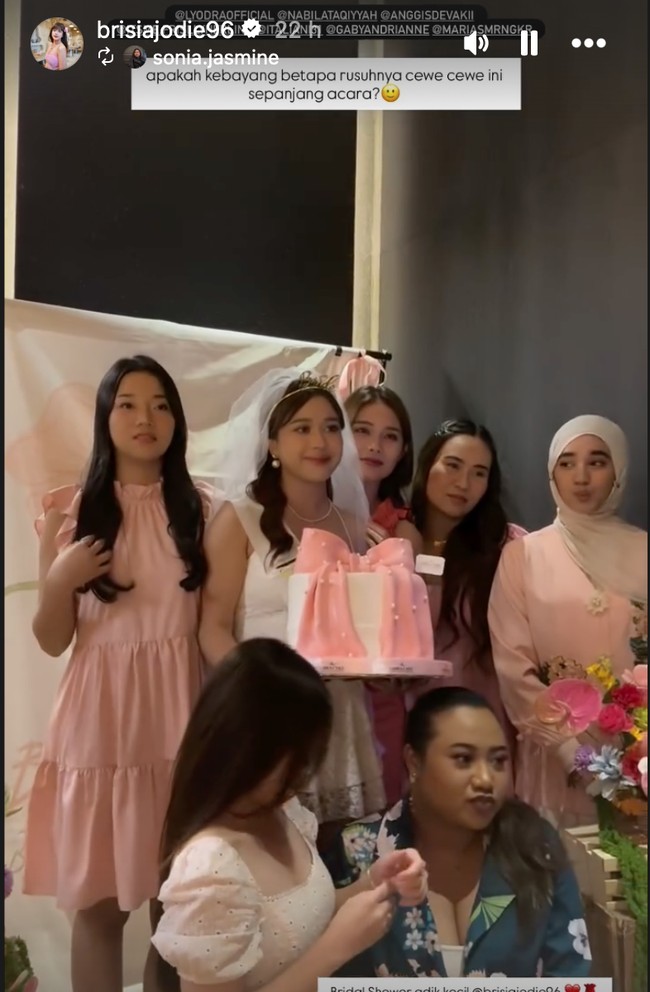 Melalui akun Instagram pribadi, Brisia Jodie membagikan momen keseruan acara kejutan bridal showernya jelang dinikahi Jonathan Alden. Terlihat para sahabatnya yang kompak kenakan busana bernuansa pink. Foto: Instagram