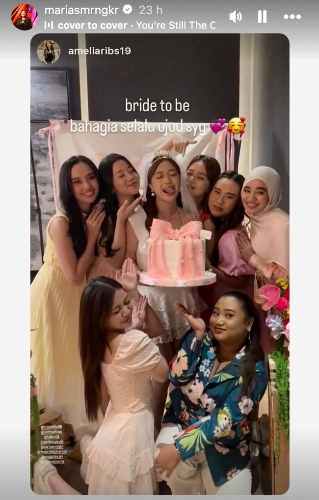 Jodie sendiri terlihat tampil dengan mini dress putih. Ia juga mengenakan bando bertuliskan Bride, veil putih, serta selempang Bride to be. Foto: Instagram