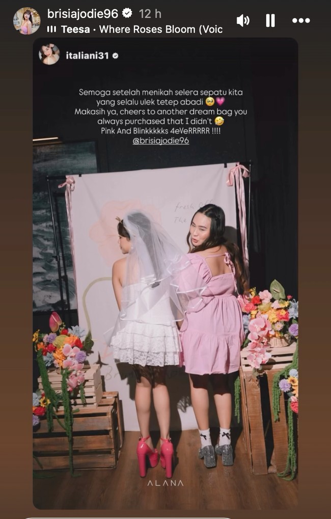 Penampilan Jodie dilengkapi dengan heels cukup tinggi berwarna pink, membuatnya jadi terlihat semakin feminin. Foto: Instagram