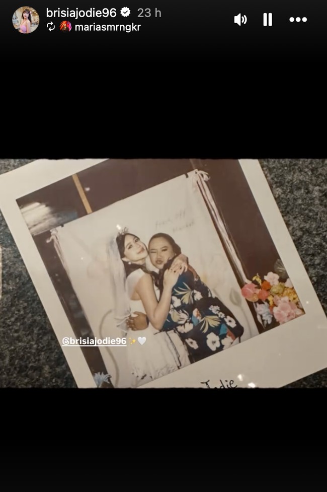 Tampil cantik kenakan veil putih di kepala membuat aura calon manten penyanyi 29 tahun itu semakin terpancar. Foto: Instagram