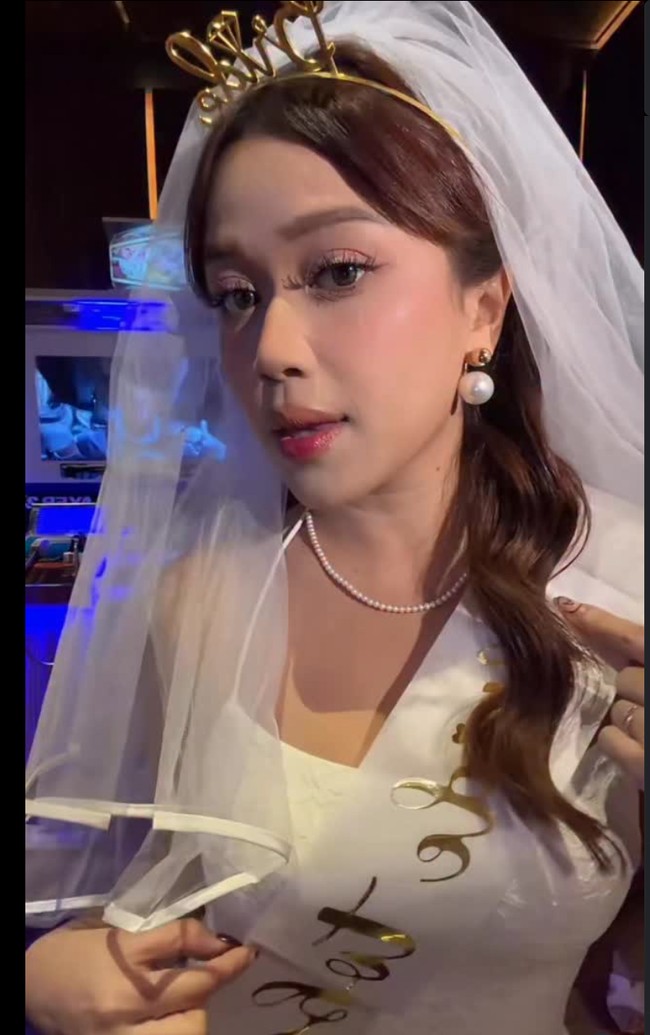 Jodie memilih tampil natural dengan riasan soft bernuansa pink yang membuat wajahnya semakin fresh. Melengkapi penampilannya, Jodie juga mengenakan sepasang anting dan kalung mutiara simpel. Foto: Instagram