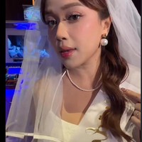 Jodie memilih tampil natural dengan riasan soft bernuansa pink yang membuat wajahnya semakin fresh. Melengkapi penampilannya, Jodie juga mengenakan sepasang anting dan kalung mutiara simpel. Foto: Instagram