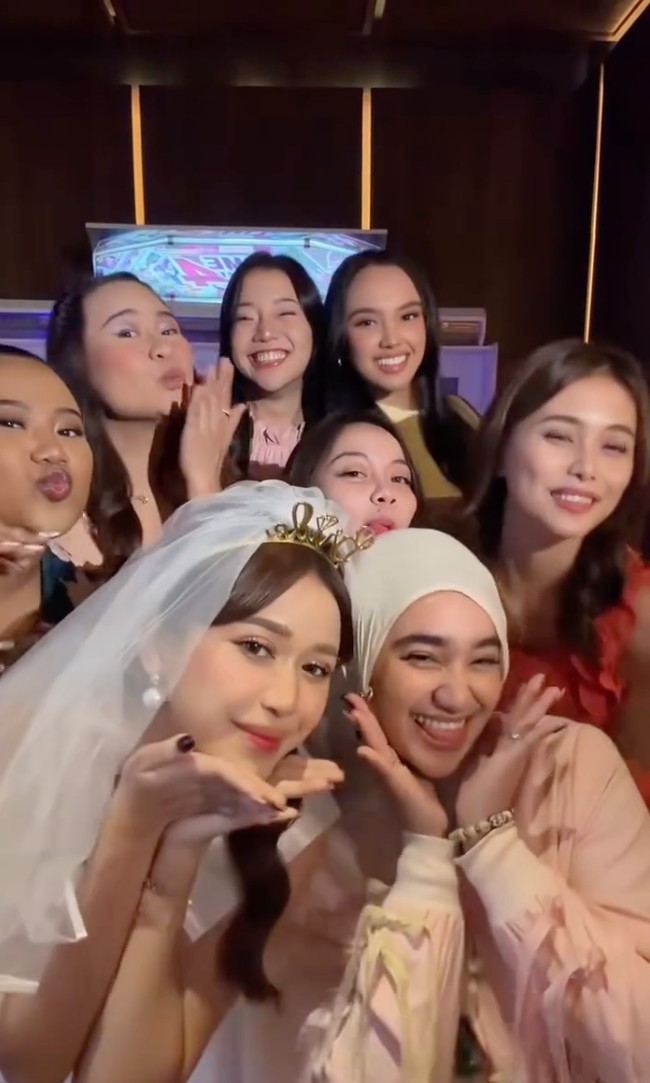 Sebelumnya, Jodie sendiri sudah membagikan pas foto latar biru dirinya dengan Jonathan Alden ke akun Instagram. Keduanya juga sudah melangsungkan lamaran pada 21 Juni 2025 lalu. Foto: Instagram