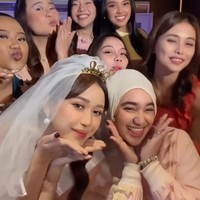 Sebelumnya, Jodie sendiri sudah membagikan pas foto latar biru dirinya dengan Jonathan Alden ke akun Instagram. Keduanya juga sudah melangsungkan lamaran pada 21 Juni 2025 lalu. Foto: Instagram