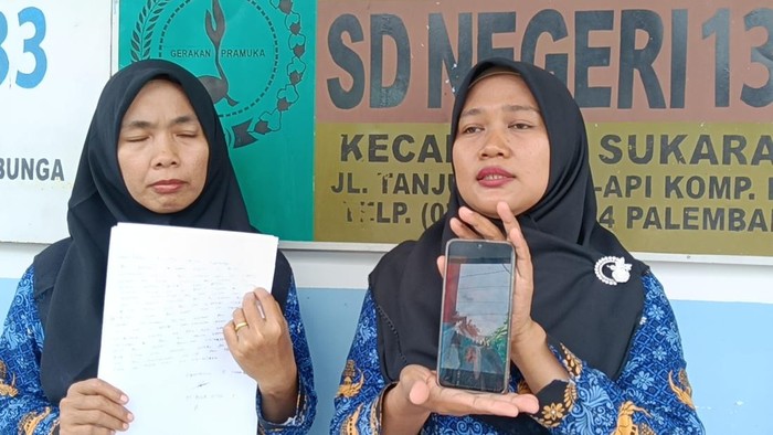 Wali Kelas Azka,Hilwa (kiri) dan Wali Kelas 6 Ana (Kanan) menunjukan tulisan kronologi bully dari Azka dan foto serta video sekolah mendatangi rumah Azka