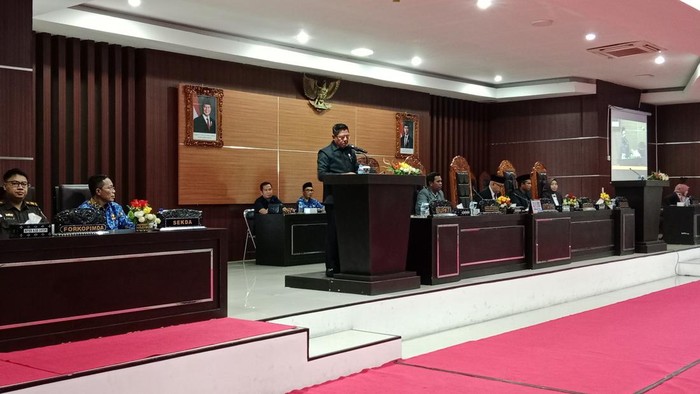 Bupati Lombok Timur, Haerul Warisin alias Iron, memaparkan kondisi fiskal pada sidang paripurna membahas KUA-PPAS 2026, Senin (17/11/2025). (Foto: Sanusi Ardi W/detikBali)