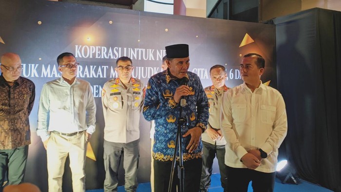 Bupati Sumbawa, Syaripudin Jarot, bersama Gubernur NTB, Lalu Muhamad Iqbal, dan Kapolda NTB, Irjen Hadi Gunawan, saat konferensi pers di kantornya, Senin petang (17/11/2025). (Foto: Ahmad Viqi/detikBali)