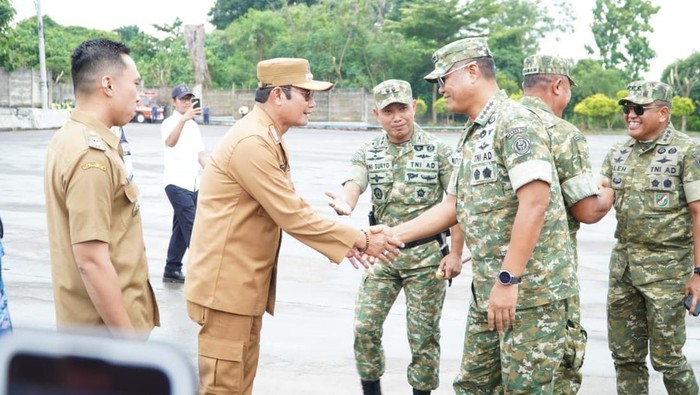 Bupati Yuhronur Efendi mendampingi Wakil Panglima TNI Tandyo Budi Revita saat melakukan mengecek pembangunan KDMP di Kecamatan Ngimbang.