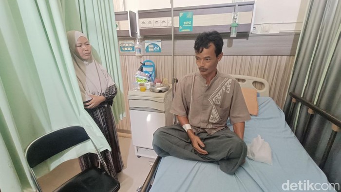 Daryana (52), salah satu korban selamat longsor Cibeunying, Majenang, Cilacap, masih dirawat di RSUD Majenang, Senin (17/11/2025). Dia kehilangan istri dan seorang anaknya akibat bencana itu.