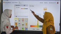 Guru dan siswa melaksanakan kegiatan belajar mengajar dengan menggunakan papan interaktif digital (PID) di SMP Negeri 4 Bekasi. ANTARA FOTO/Aditya Pradana Putra