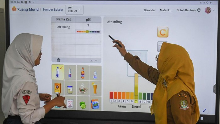Guru dan siswa melaksanakan kegiatan belajar mengajar dengan menggunakan papan interaktif digital (PID) di SMP Negeri 4 Bekasi, Jawa Barat, Senin (17/11/2025). Berdasarkan data Kemendikdasmen per 16 November 2025, Pemerintah telah menyalurkan sebanyak 172.550 interaktif flat panel (IFP) atau papan interaktif digital (PID) ke berbagai sekolah dan Pusat Kegiatan Belajar Mengajar (PKBM) di Indonesia atau 75 persen dari target keseluruhan 288.865 IFP untuk tahun anggaran 2025 sebagai bagian dari program digitalisasi pembelajaran. ANTARA FOTO/Aditya Pradana Putra/foc.