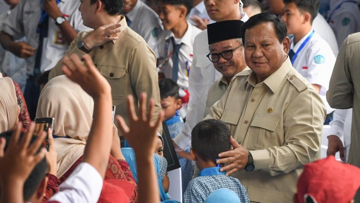 Presiden Prabowo Subianto (kanan) didampingi Menteri Pendidikan Dasar dan Menengah (Mendikdasmen) Abdul Muti (kedua kanan) menyapa siswa-siswa sebelum meluncurkan program Digitalisasi Pembelajaran Untuk Indonesia Cerdas di SMP Negeri 4 Bekasi, Jawa Barat, Senin (17/11/2025). Berdasarkan data Kemendikdasmen per 16 November 2025, Pemerintah telah menyalurkan sebanyak 172.550 interaktif flat panel (IFP) atau papan interaktif digital (PID) ke berbagai sekolah dan Pusat Kegiatan Belajar Mengajar (PKBM) di Indonesia atau 75 persen dari target keseluruhan 288.865 IFP untuk tahun anggaran 2025 sebagai bagian dari program digitalisasi pembelajaran. ANTARA FOTO/Aditya Pradana Putra/foc.