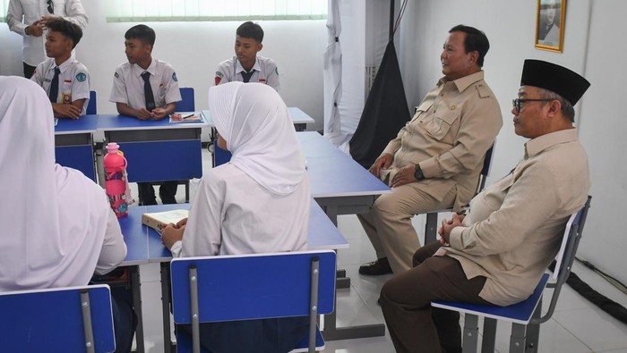 Aksi Prabowo Duduk di Kelas saat Luncurkan Smartboard di Sekolah Bekasi