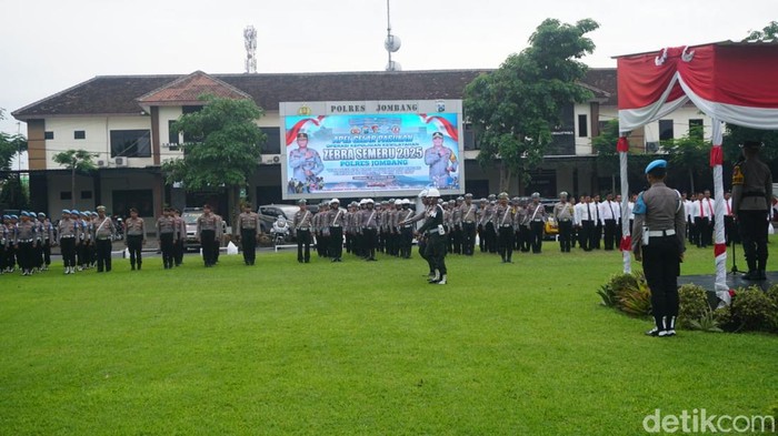 Apel gelar pasukan di Lapangan Mapolres Jombang pagi tadi. Apel ini dipimpin langsung Wakapolres Jombang Kompol Christian Bagus Yulianto.