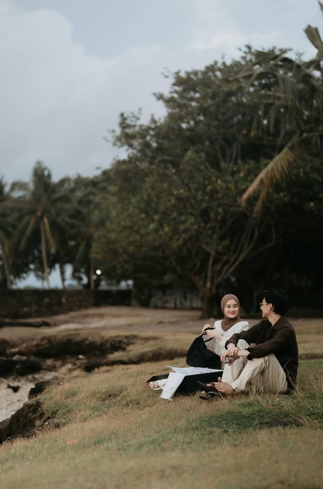 Tampil kompak, pasutri yang menikah pada Juli 2020 itu terlihat serasi dengan busana bernuansa coklat dan putih. Foto: Instagram/@rey_mbayang/@dindahw