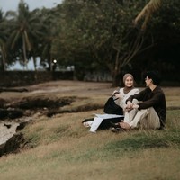 Tampil kompak, pasutri yang menikah pada Juli 2020 itu terlihat serasi dengan busana bernuansa coklat dan putih. Foto: Instagram/@rey_mbayang/@dindahw