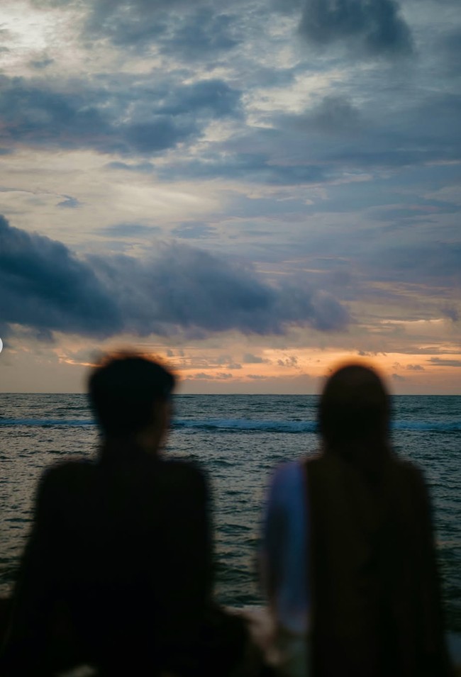 Romantis, Rey dan Dinda tampak menghabiskan waktu bersama menikmati keindahan sunset dari tepi pantai. Foto: Instagram/@rey_mbayang/@dindahw