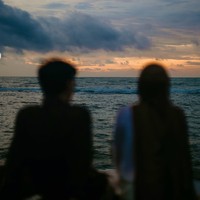 Romantis, Rey dan Dinda tampak menghabiskan waktu bersama menikmati keindahan sunset dari tepi pantai. Foto: Instagram/@rey_mbayang/@dindahw