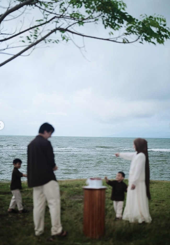 Kedua anak Rey dan Dinda, Shaka dan Kaba, juga terlihat ikut. Kehadiran kedua putranya itu menambah kebahagiaan Rey dan Dinda di hari spesial mereka. Foto: Instagram/@rey_mbayang/@dindahw