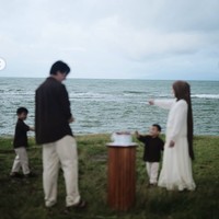 Kedua anak Rey dan Dinda, Shaka dan Kaba, juga terlihat ikut. Kehadiran kedua putranya itu menambah kebahagiaan Rey dan Dinda di hari spesial mereka. Foto: Instagram/@rey_mbayang/@dindahw