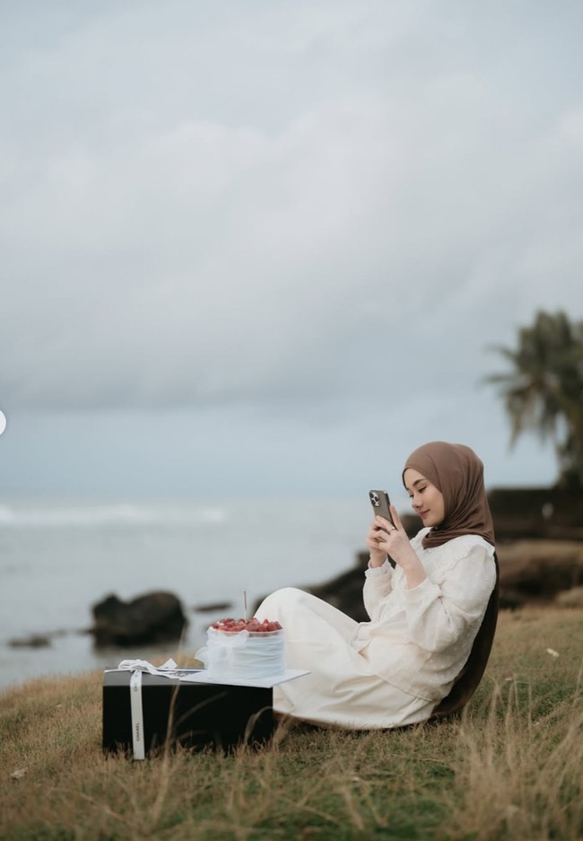 Tak hanya memberi ucapan selamat ulang tahun, Rey juga menghadiahi istrinya dengan kue ulang tahun dan barang yang terbungkus di dalam kotak hitam dari merek ternama Chanel. Foto: Instagram/@rey_mbayang/@dindahw