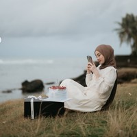 Tak hanya memberi ucapan selamat ulang tahun, Rey juga menghadiahi istrinya dengan kue ulang tahun dan barang yang terbungkus di dalam kotak hitam dari merek ternama Chanel. Foto: Instagram/@rey_mbayang/@dindahw