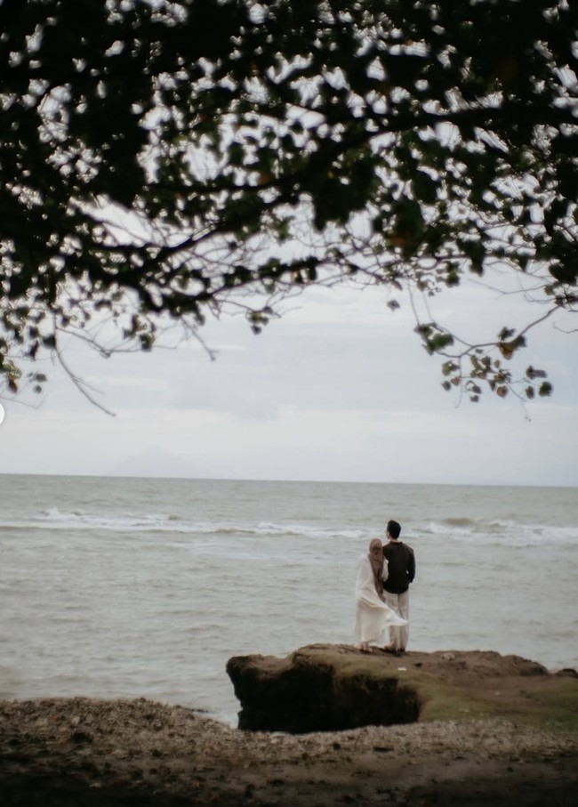 Selalu terlihat kompak dan mesra, hubungan Rey dan Dinda yang harmonis banyak diidolakan. gemass sekalii keluarga inii, semoga Allah jaga teruss, tulis salah satu komentar. bahagia selalu keluarga kecil yg menginspirasi banyak orang, komentar lain. Foto: Instagram/@rey_mbayang/@dindahw