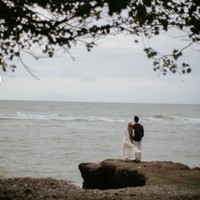 Selalu terlihat kompak dan mesra, hubungan Rey dan Dinda yang harmonis banyak diidolakan. gemass sekalii keluarga inii, semoga Allah jaga teruss, tulis salah satu komentar. bahagia selalu keluarga kecil yg menginspirasi banyak orang, komentar lain. Foto: Instagram/@rey_mbayang/@dindahw