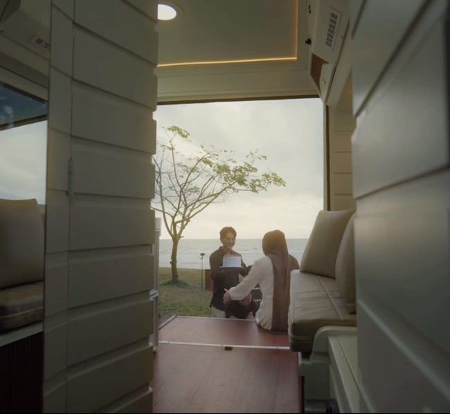 Jadi pengalaman seru, tahun ini Rey dan Dinda juga memilih merayakan ulang tahun dengan liburan bersama menggunakan campervan. Foto: Instagram/@rey_mbayang/@dindahw