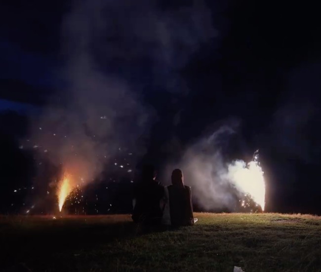 Meski sudah memiliki 2 orang anak namun Rey dan Dinda tampaknya selalu menyempatkan waktu berdua. Keduanya terlihat mesra kala menikmati malam di tepi pantai dengan pemandangan kembang api yang indah. Foto: Instagram/@rey_mbayang/@dindahw