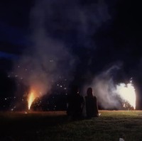 Meski sudah memiliki 2 orang anak namun Rey dan Dinda tampaknya selalu menyempatkan waktu berdua. Keduanya terlihat mesra kala menikmati malam di tepi pantai dengan pemandangan kembang api yang indah. Foto: Instagram/@rey_mbayang/@dindahw