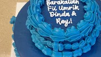 Selain merayakan ulang tahun di tepi pantai, Dinda juga mendapatkan banyak kiriman kue dan buah dari kolega. Salah satunya cake ulang tahun dari perusahaan kosmetik ini. Foto: Instagram @dindahw