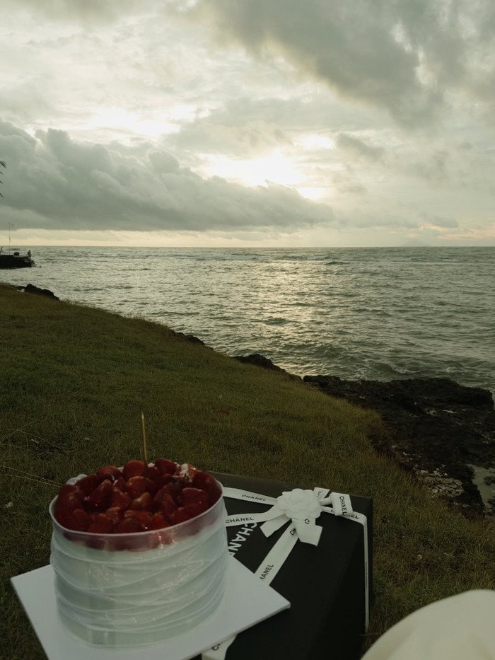Dinda Hauw Rayakan Ultah ke-29 di Tepi Pantai Pakai Cake Strawberry