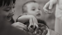 Tentunya perayaan ulang tahunnya dilengkapi dengan kedua putranya yang tak sabar mencicipi cake ulang tahun. Tampak Shaka dan Kaba sibuk mengambil buah strawberry dari atas cake. Foto: Instagram @dindahw