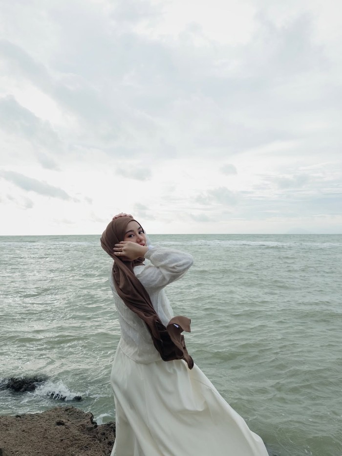 Dinda Hauw Rayakan Ultah ke-29 di Tepi Pantai Pakai Cake Strawberry