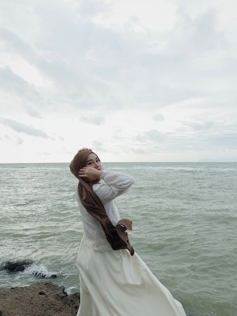 Dinda Hauw Rayakan Ultah ke-29 di Tepi Pantai Pakai Cake Strawberry