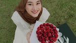 Dinda Hauw Rayakan Ultah ke-29 di Tepi Pantai Pakai Cake Strawberry