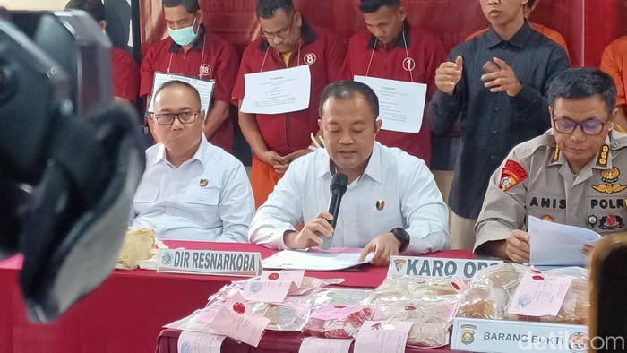 Dirresnarkoba saat memberikan keterangan.