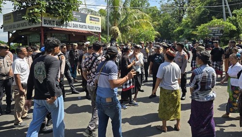 Dua kelompok warga yang berkonflik di Desa Adat Bugbug bertemu di pintu masuk menuju objek wisata Bukit Asah-Virgin Beach, Karangasem, Bali, Senin (17/11/2025). (Foto: Dok. Polres Karangasem)