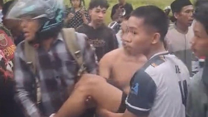 Dua pemuda bernama Asep dan Nasir tersambar petir saat sedang bermain bola di Konawe.