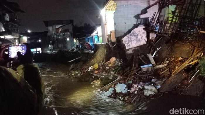Dua rumah di Kampung Ampera, Kelurahan Panglayungan, Kecamatan Cipedes, Kota Tasikmalaya rusak tergerus aliran sungai.