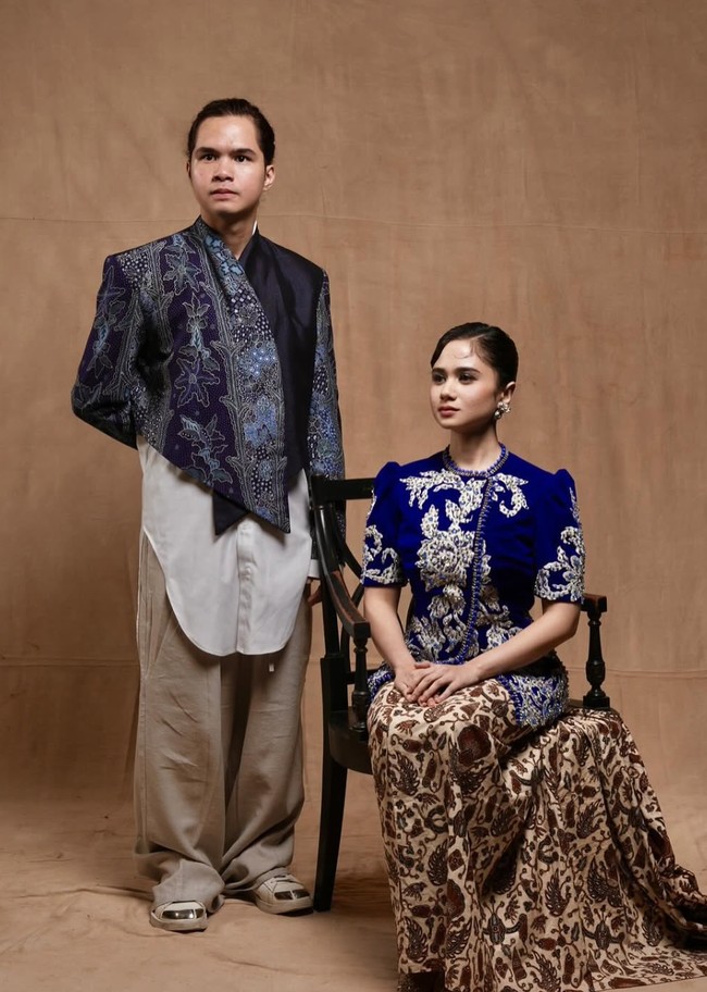 Pasangan artis Dul Jaelani & Tissa Biani kembali mencuri atensi di pemotretan terbaru. Tampil dengan gaya modern heritage, keduanya tampak begitu serasi kenakan busana bernuansa biru dan coklat. Foto: Instagram/@thebridedept