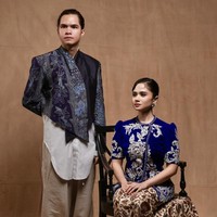 Pasangan artis Dul Jaelani & Tissa Biani kembali mencuri atensi di pemotretan terbaru. Tampil dengan gaya modern heritage, keduanya tampak begitu serasi kenakan busana bernuansa biru dan coklat. Foto: Instagram/@thebridedept