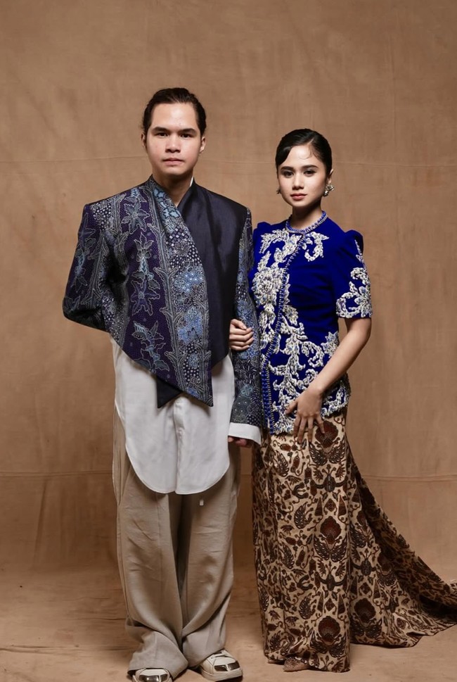 Busana yang dikenakan tampak unik dengan memadukan busana tradisional batik dengan sentuhan modern. Meski hanya pemotretan biasa namun hasilnya bak foto prewedding, bisa dijadikan inspirasi bagi pasangan yang akan menikah. Foto: Instagram/@thebridedept