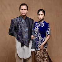 Busana yang dikenakan tampak unik dengan memadukan busana tradisional batik dengan sentuhan modern. Meski hanya pemotretan biasa namun hasilnya bak foto prewedding, bisa dijadikan inspirasi bagi pasangan yang akan menikah. Foto: Instagram/@thebridedept