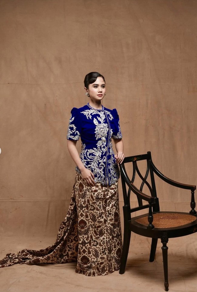 Tissa tampil anggun dalam kebaya modern berwarna biru elektrik dengan bordir perak yang detail dan mencolok. Bagian bawahnya menggunakan kain bermotif cokelat khas wastra Nusantara, menciptakan perpaduan heritage yang kuat. Foto: Instagram/@thebridedept