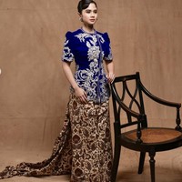 Tissa tampil anggun dalam kebaya modern berwarna biru elektrik dengan bordir perak yang detail dan mencolok. Bagian bawahnya menggunakan kain bermotif cokelat khas wastra Nusantara, menciptakan perpaduan heritage yang kuat. Foto: Instagram/@thebridedept