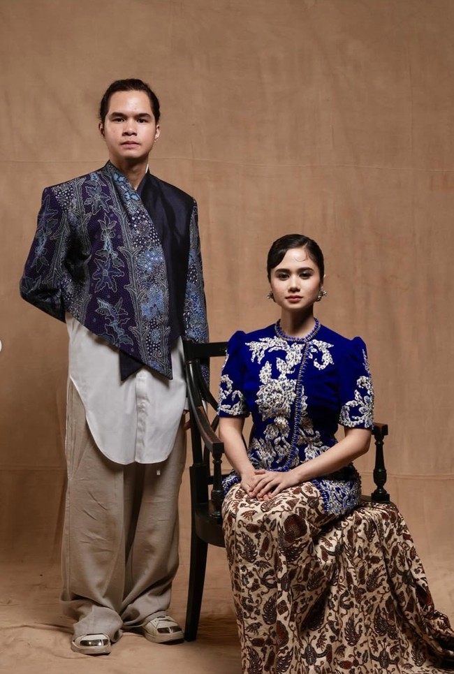 Melengkapi penampilannya, rambut Tissa disanggul rapi dengan gaya klasik, dilengkapi anting dan kalung bernuansa tradisional. Riasan wajah dibuat soft glam dengan fokus pada mata dan bibir natural, sehingga tampilannya tetap manis dan tak berlebihan. Foto: Instagram/@thebridedept