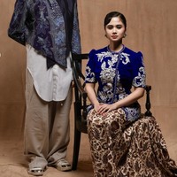 Melengkapi penampilannya, rambut Tissa disanggul rapi dengan gaya klasik, dilengkapi anting dan kalung bernuansa tradisional. Riasan wajah dibuat soft glam dengan fokus pada mata dan bibir natural, sehingga tampilannya tetap manis dan tak berlebihan. Foto: Instagram/@thebridedept