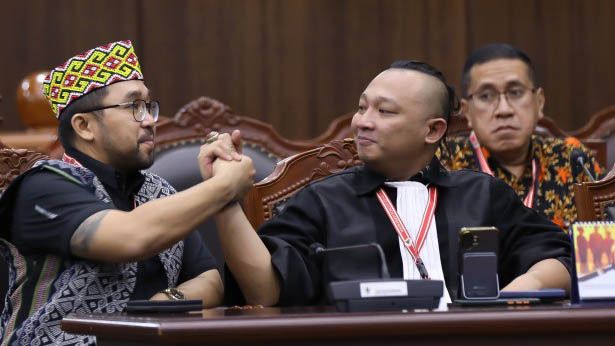 Ekspresi Pemohon Prinsipal Stepanus Febyan Babaro dan Kuasa Hukumnya Syamsul Jahidin usai mendengarkan sidang pengucapan putusan pengujian Undang-Undang Nomor 3 Tahun 2022 tentang Ibu Kota Nusantara, Kamis (13/11) di Ruang Sidang MK. (Dok. Humas/Ifa via mkri)